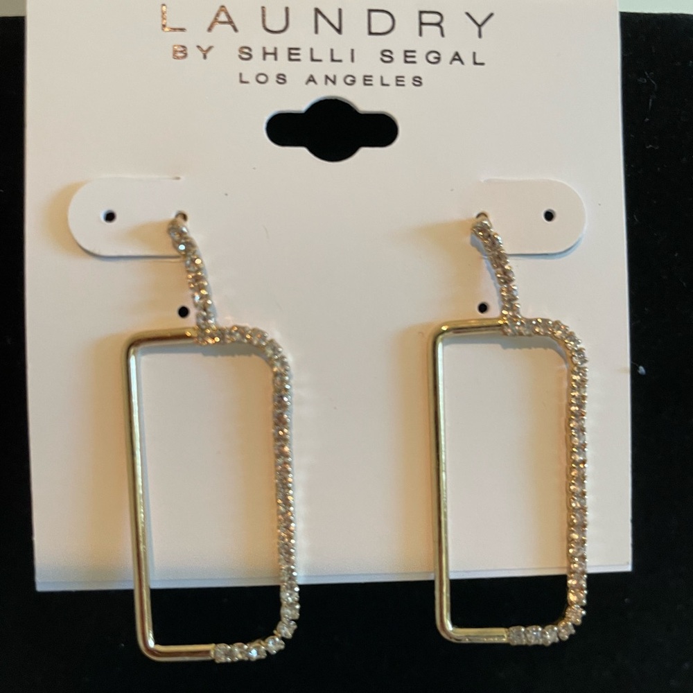 ⭐️🆕 Laundry by Shelli Segal Gold Rectangle Earrings - Picture 4 of 4